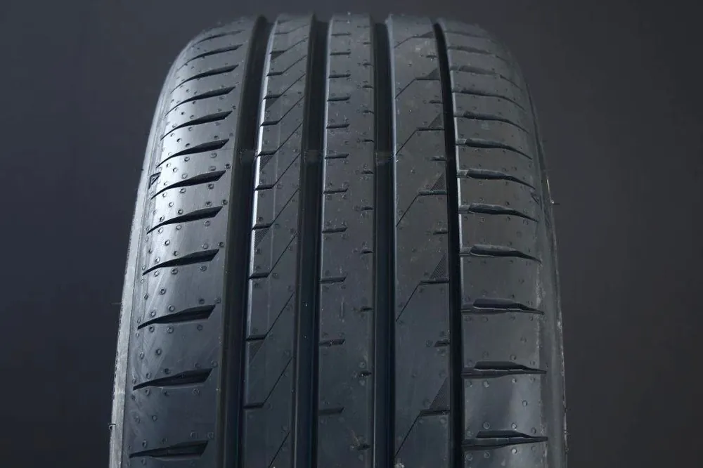 Snabb frakt 245/50R18 FALKEN AZENIS FK520 RUNFLAT