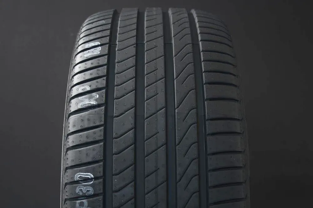 Populärt val 245/50R18 PIRELLI CINTURATO C3