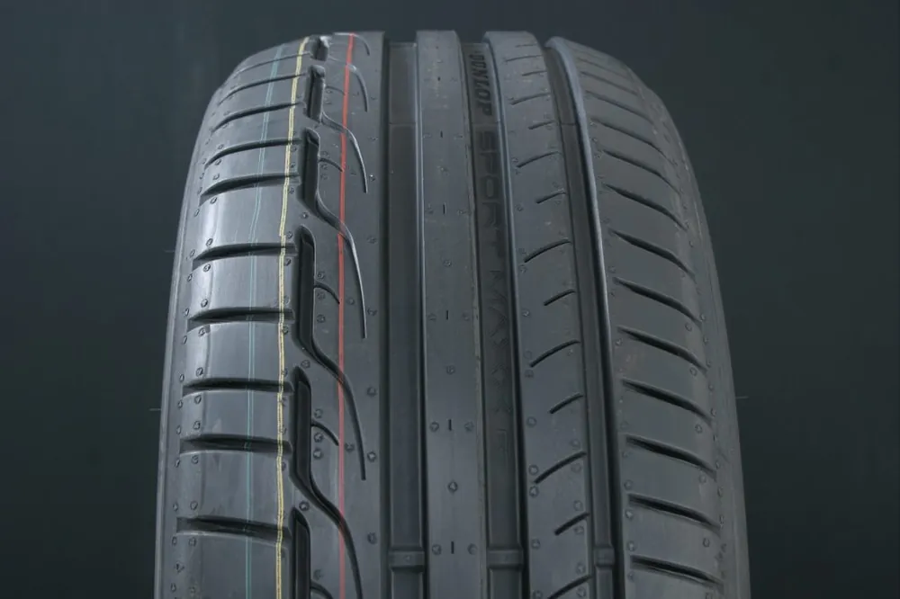 risnedsättning 235/40R19 DUNLOP SPORT MAXX RT